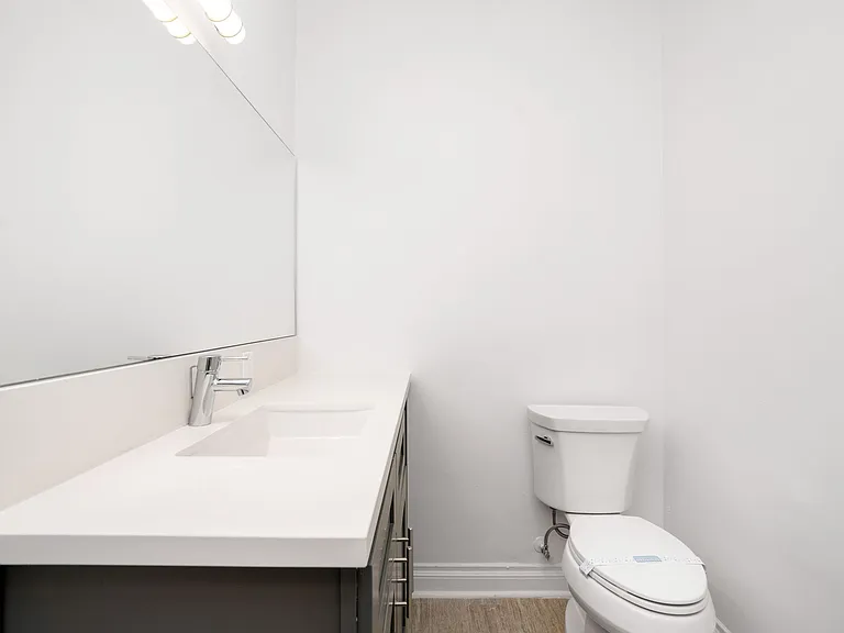 2033 N Beachwood Dr — Photo 5