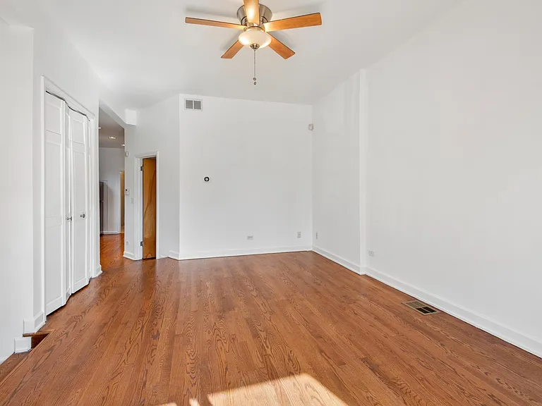 1420 W Erie St #1F — Photo 5