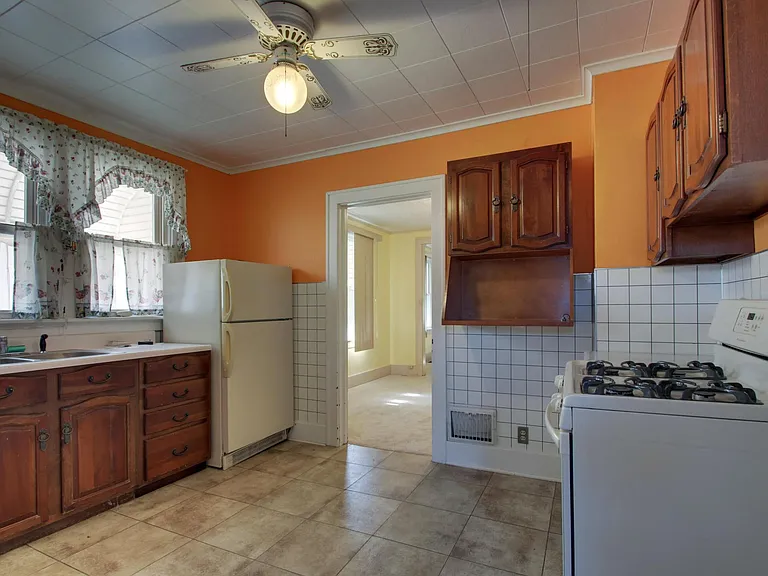 2431 Elm St — Photo 5