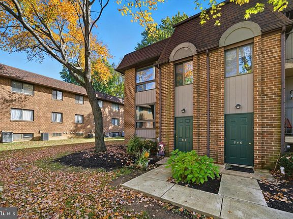 2nd image of 844 Putnam Blvd #61A