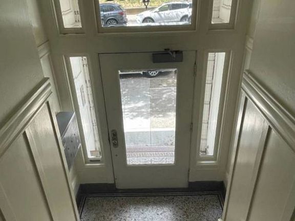 5th image of 2751 Clay St APT 7