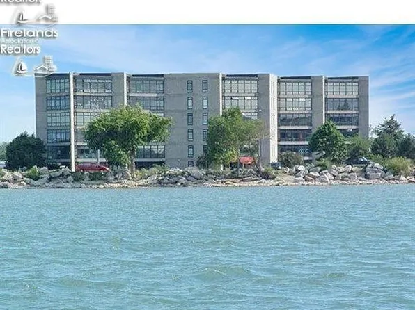 711 W Lakeshore Dr #108, Pt Clinton, OH 43452