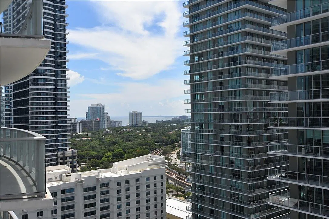 2 bed, 2.0 bath, 921 sqft, $3,700 — Photo 2