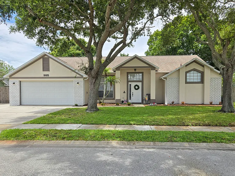 985 Pelican Ln — Photo 1