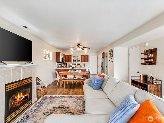 4th image of 3964 Broadmoor Loop NE