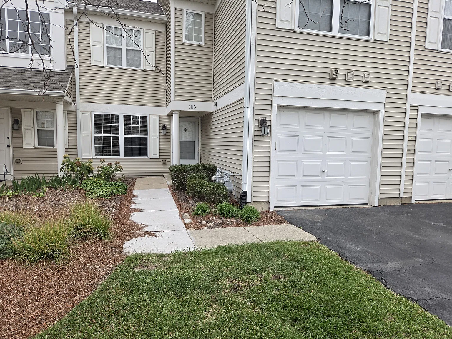 2 bed, 1101 sqft, $2,350 — Photo 2