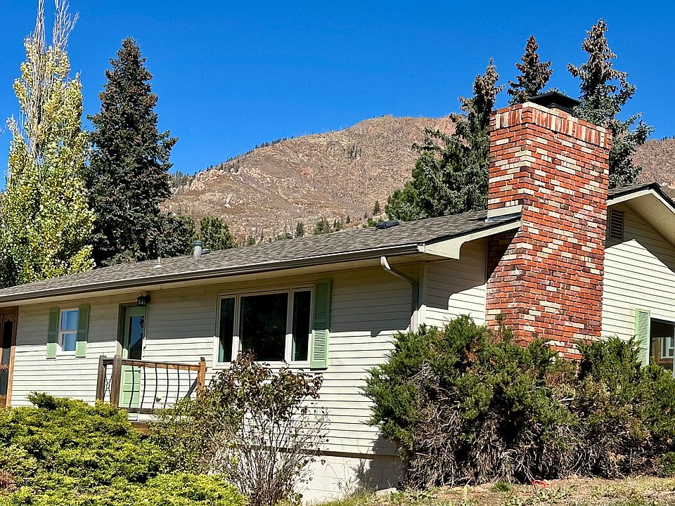 Front of home with a different gorgeous mountain back drop, and an awesome hiking trail just at the top of the hill with stunning views.