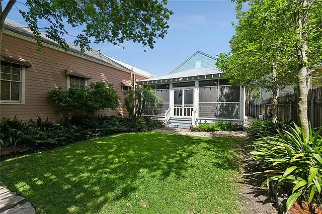 818 Constantinople St — Photo 22