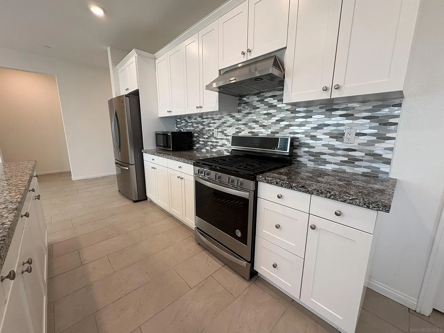 3 bed, 2.0 bath, 1627 sqft, $3,200 — Photo 3