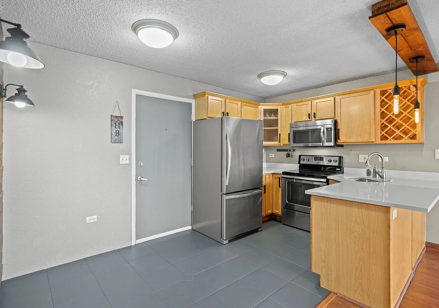 1BR/1Bath with Stunning City and Mountain Views 11th floor Condo in Gov Park — Photo 3