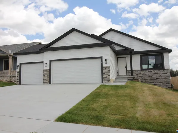 614 Woodsage Rd, Seward, NE 68434