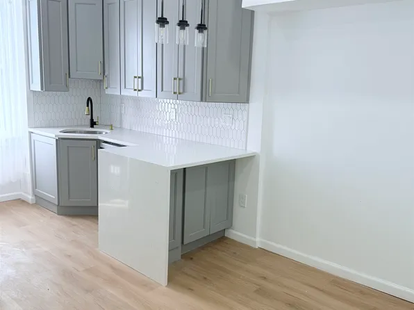 310 Summit Avenue image 4 of 16