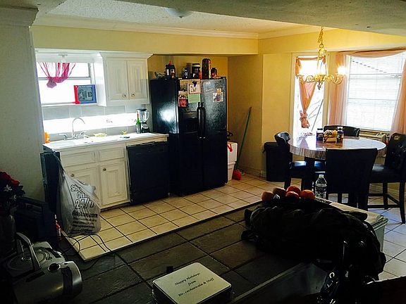 3rd image of 5847 Glen Grove St