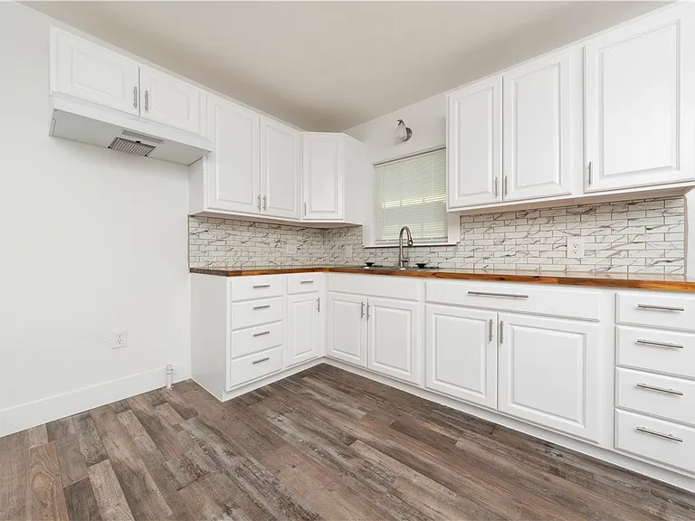2522 Cleo St — Photo 7