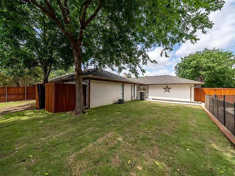 709 Thoreau Ln — Photo 31
