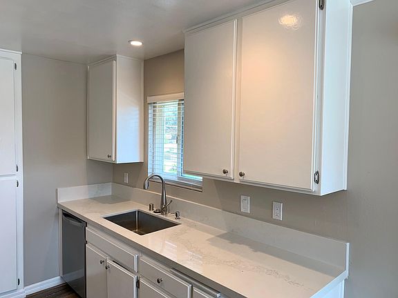4th image of 3010 Montrose Ave APT 32