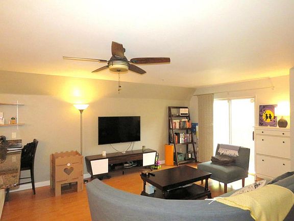 4th image of 317 E Del Mar Blvd Unit 4