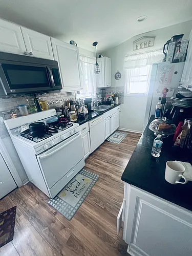 413 William St Photo 1