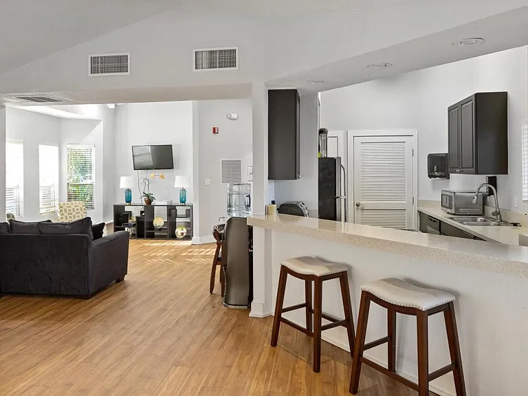 Harbour Pointe Apartment Homes — Photo 14
