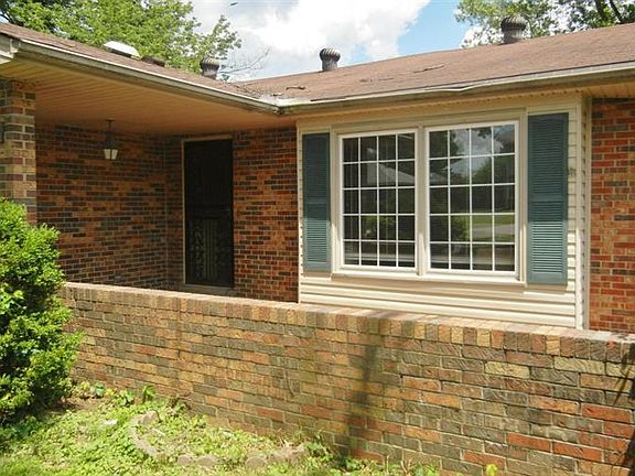 3rd image of 202 Robin Wood Dr