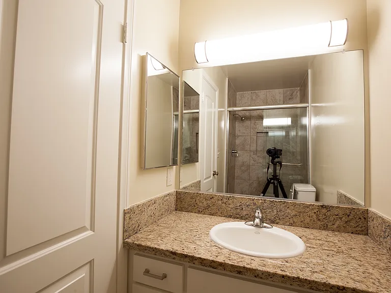 Coldwater Canyon Apartments — Photo 13