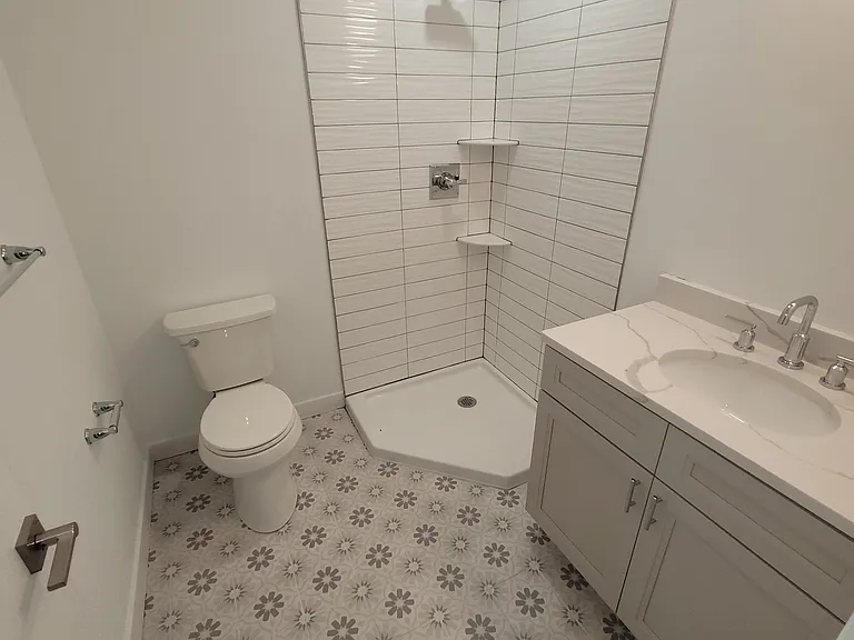 223 E Girard Ave #1R — Photo 5