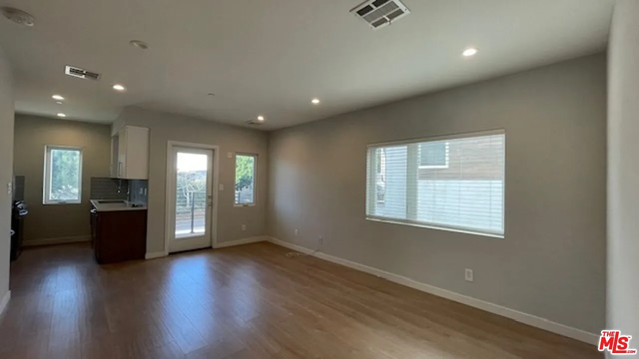 2 bed, 2.0 bath, 997 sqft, $3,150 — Photo 3