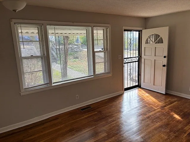 3 bed, 1.0 bath, 999 sqft, $1,500 — Photo 3
