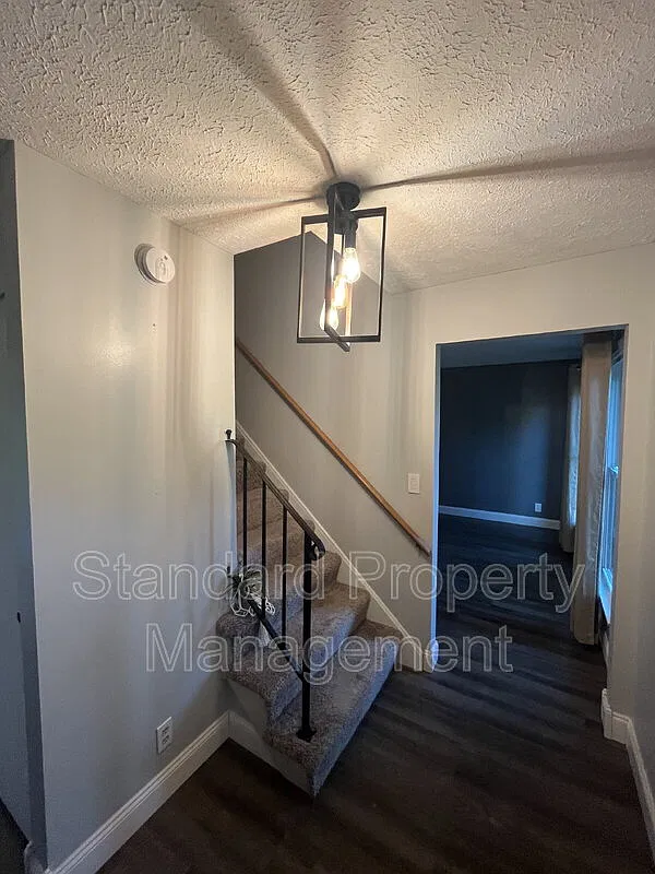 4 bed, 2.5 bath, 2128 sqft, $3,100 — Photo 2