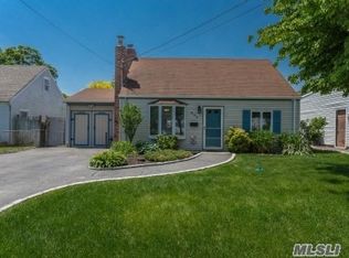 203 S 12th St, Lindenhurst, NY 11757