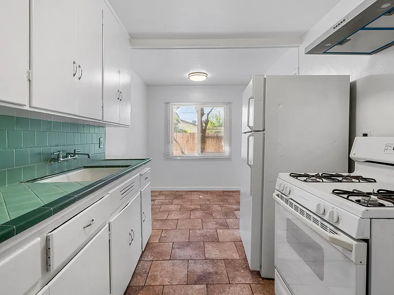 1225 N Lincoln St — Photo 16
