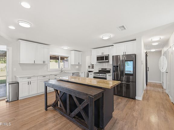 5th image of 3055 Waco Ave