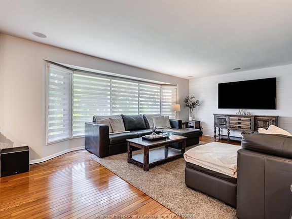 5th image of 26 Crest View Dr