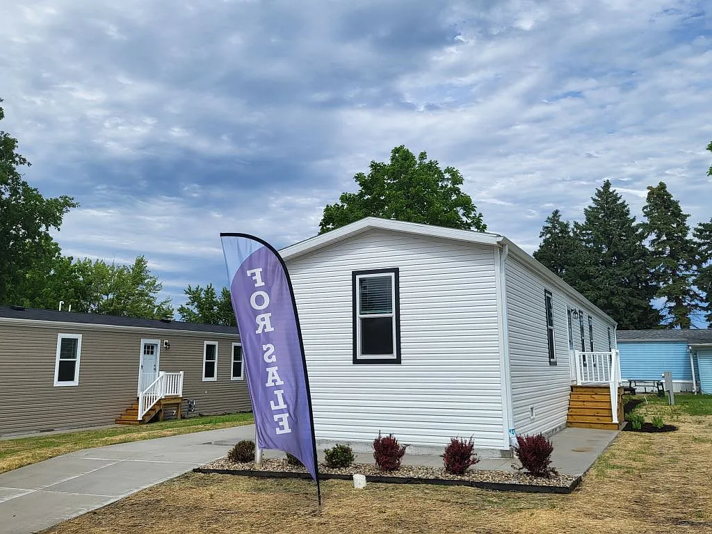 3 bed, 2.0 bath, 1141 sqft, $1,999 — Photo 3
