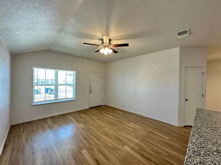 1809 Clovis Dr — Photo 5