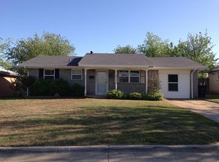 808 NW 9th St, Moore, OK 73160