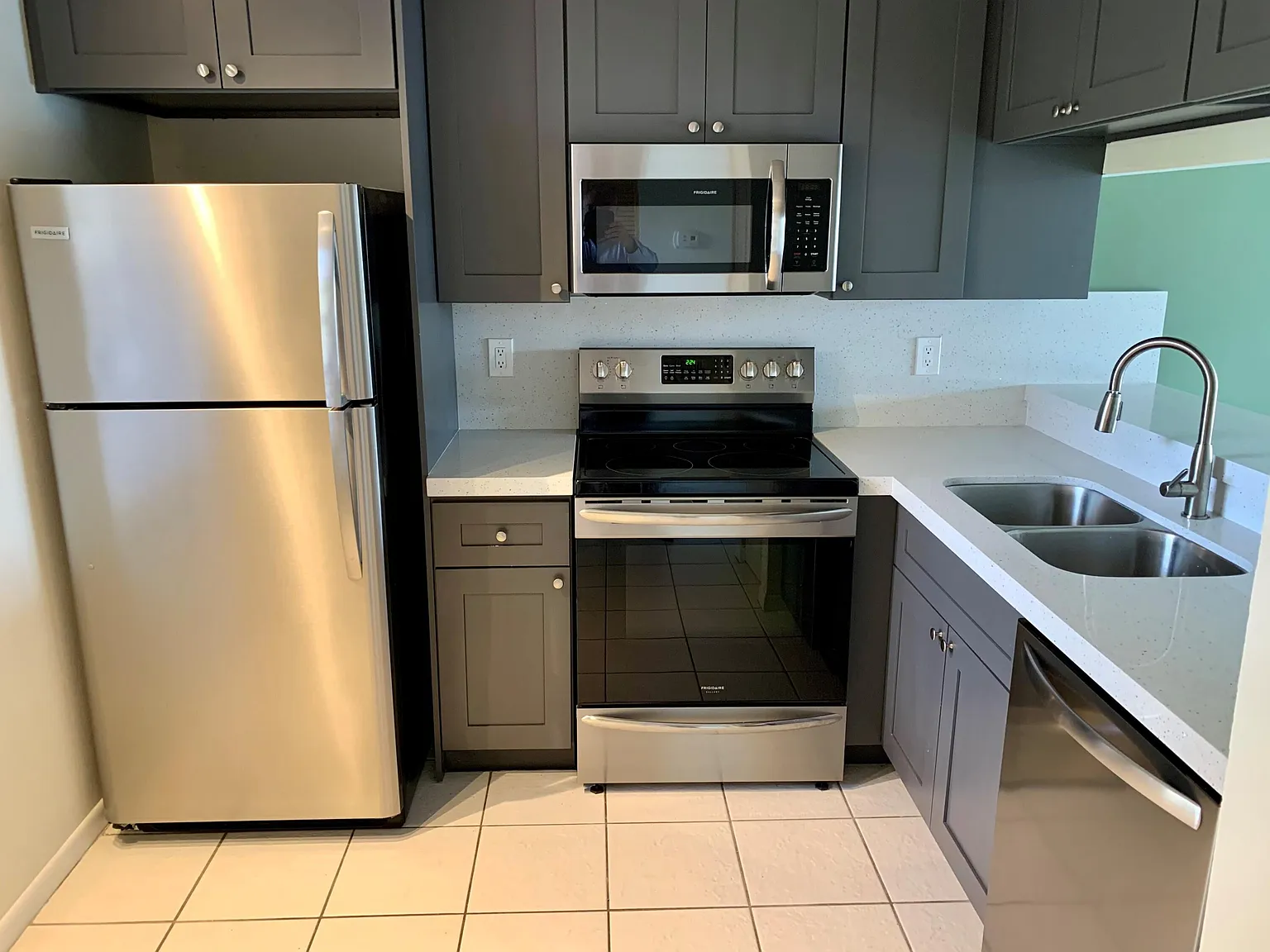 2 bed, 2.0 bath, 940 sqft, $2,300 — Photo 1