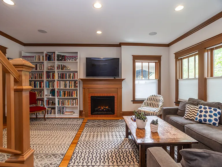 4519 N Sacramento Ave — Photo 2