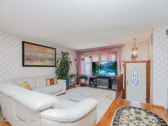 4th image of 69 Thornycroft Ave