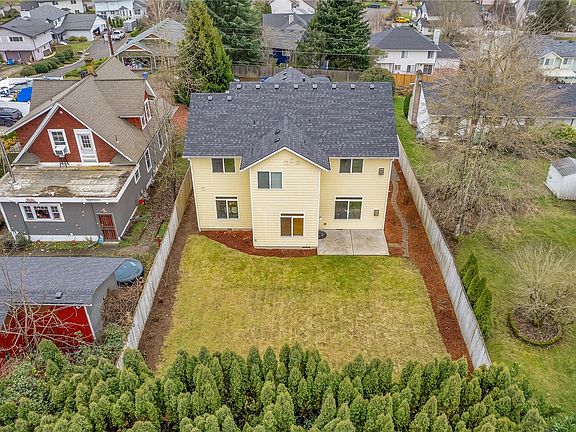 5th image of 3908 NE 39th St