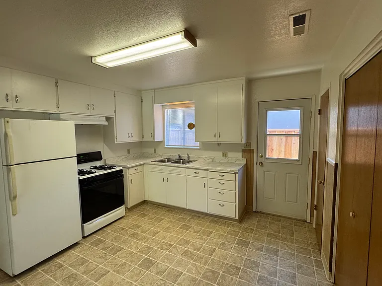 649 Marshall St #B — Photo 14