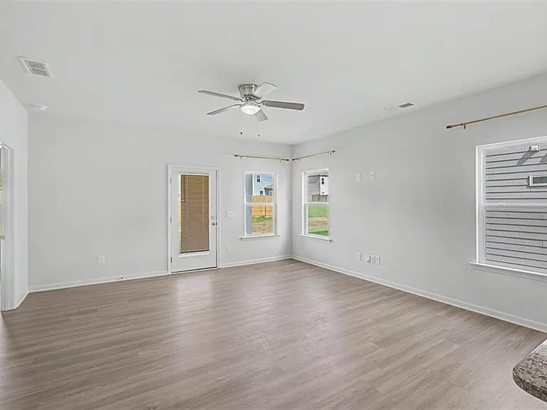 514 Denton Dr — Photo 8