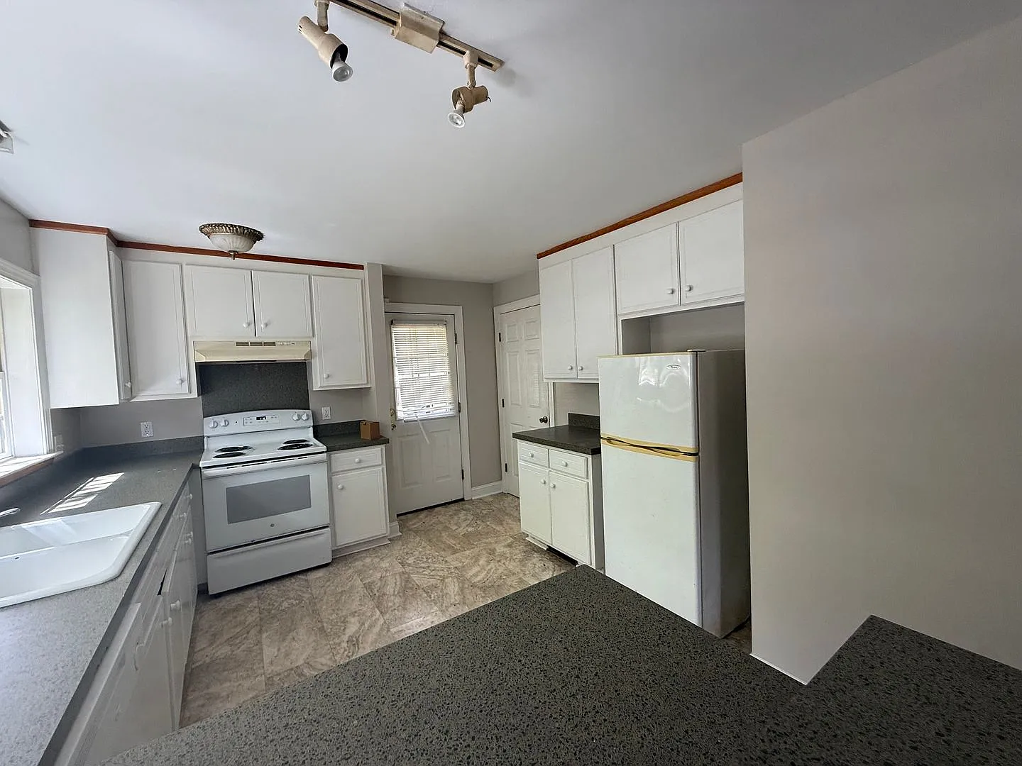 1504 Gold Street — Photo 3