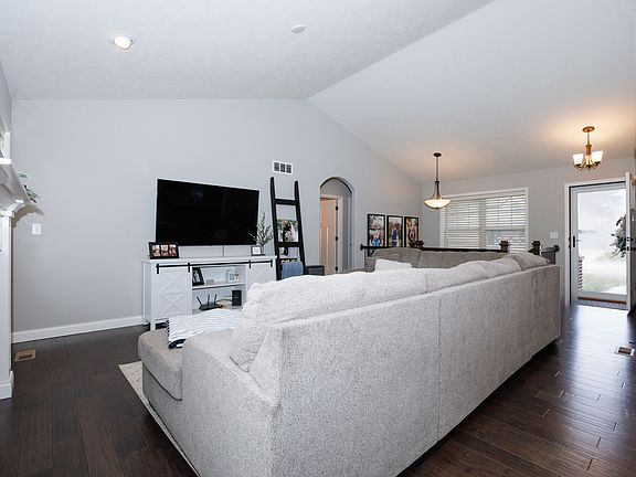 4th image of 407 Bobwhite Way