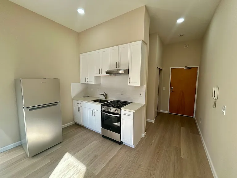 1012 Grant Ave #2E — Photo 2