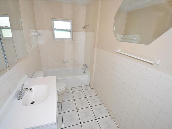 5th image of 4811 Ron Cir