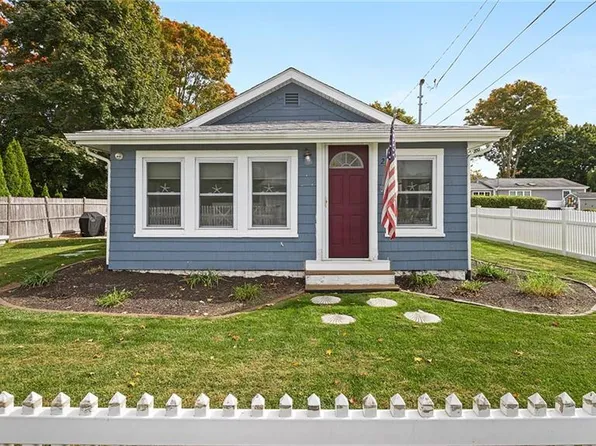 2 S Lewis St, Charlestown, RI 02813