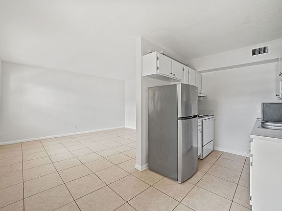 4th image of 461 Sunshine Dr #6