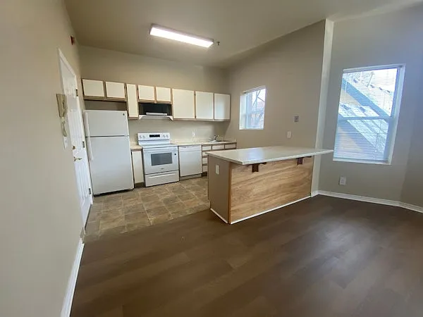 Everett Street Aparments — Photo 2