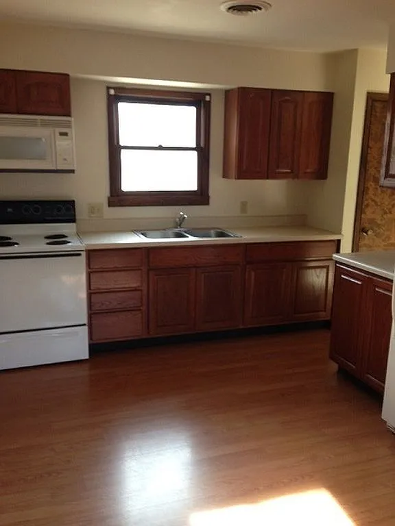 2 bed, 1.5 bath, 775 sqft, $1,250 — Photo 3